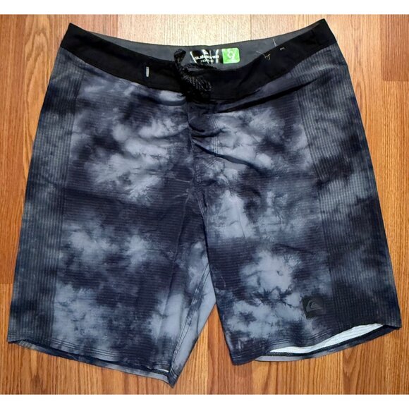Quiksilver Highlite Arch Board Shorts Classic Black Mens 32 8" Beach Swim Trunks - Picture 1 of 6